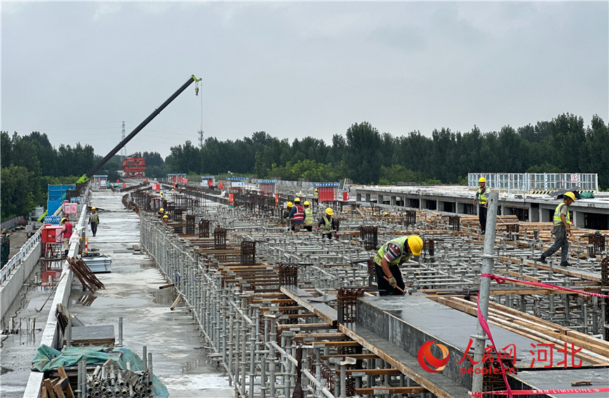 北京轨道交通22号线（河北段）齐心庄站施工现场。人民网记者 林福盛摄