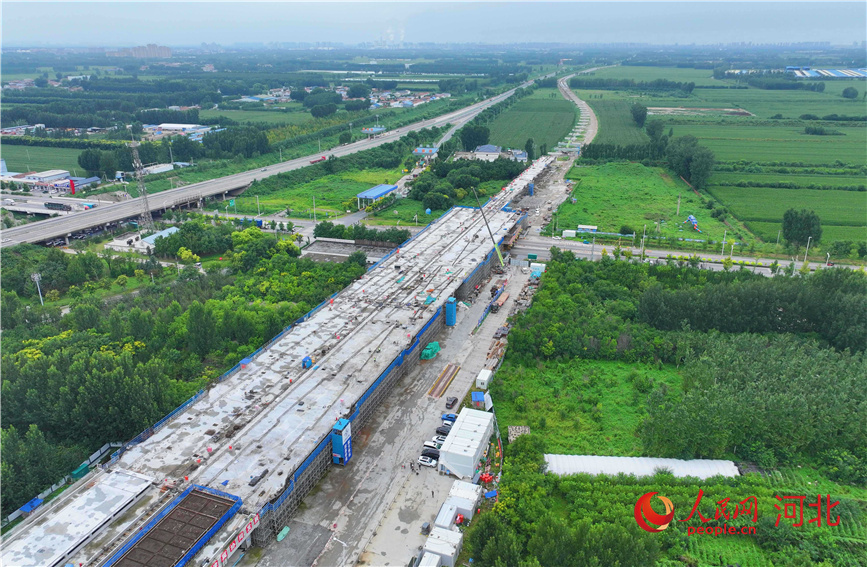 北京轨道交通22号线（河北段）齐心庄站施工现场。人民网记者 林福盛摄
